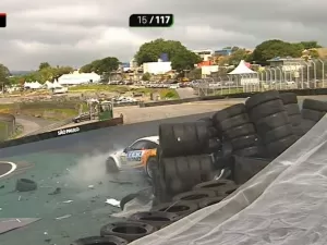 VÍDEO: Trio de Edu Guedes sofre acidente assustador no começo dos 500km de Interlagos na Porsche Cup