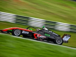 F4 Brasil: Cho segura Comparatto, vence corrida 1 em Interlagos e joga decisão do título para o sábado