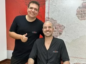 Fora do SBT, Paulo Mathias se incomoda com calvície e faz transplante capilar