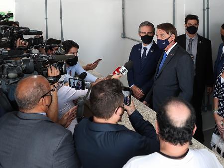 O presidente Jair Bolsonaro fala com a imprensa em Guaratinguetá (SP)  - Isac Nóbrega/PR