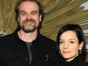 Lily Allen banca a detetive e se choca com descoberta de como David Harbour a traía