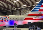 Embraer E175 recebe adesivo especial dos 250 anos da independência dos EUA