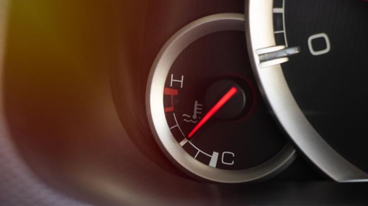 Most of the 0 km cars sold today no longer have the standard engine temperature marker - Shutterstock - Shutterstock