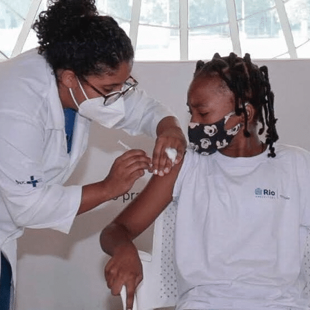 Enfermeira aplica vacina contra a covid-19 em criança - Foto: Divulgação