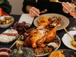 Franceses têm dieta calórica e são sedentários, mas vinho salva coração