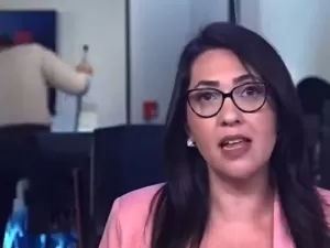 Repórter da CNN Brasil faz sujeira e varre a Redação ao vivo; assista ao vídeo