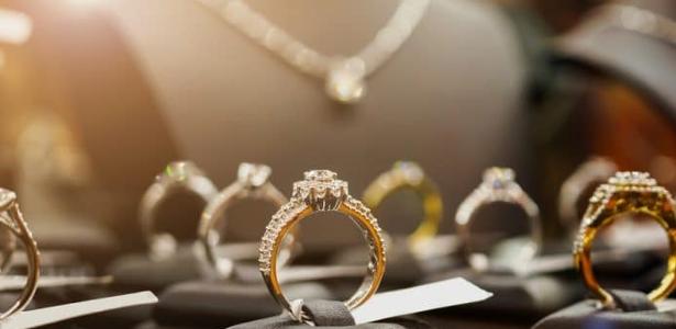 Com o ouro batendo recorde, vale a pena penhorar uma joia? Entenda