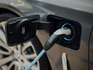 Carros eletrificados ainda desvalorizam mais do que a combustão, diz estudo