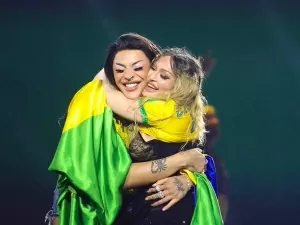 Pabllo Vittar dança com Madonna e carrega a cantora no colo em Copacabana
