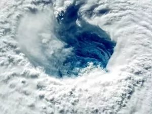 Aviões mergulham no olho dos furacões mais perigosos do mundo