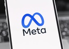 Mudança na checagem de fatos da Meta preocupa MPF e Justiça Eleitoral - Logo da Meta na tela de um smartphone (iPhone)