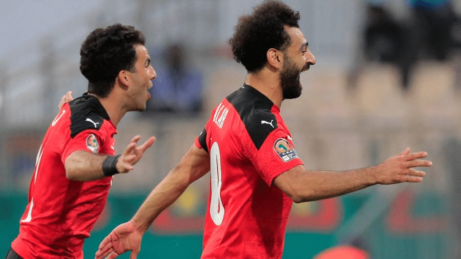 Salah (à dir.) comemora gol de Trezeguet, o da virada do Egito sobre o Marrocos - Thaier Al-Sudani/Reuters