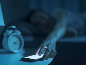 Usar o celular antes de dormir pode não ser tão ruim assim; entenda