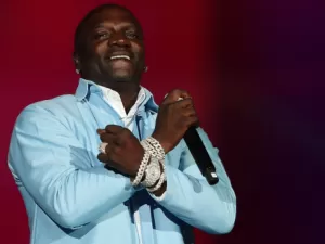 Após críticas, Akon reposta vídeos de show no Rock In Rio, mas detalhe chama atenção; confira!