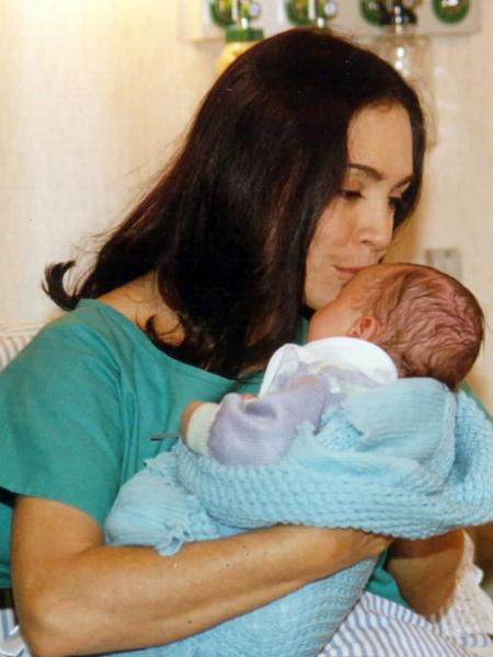 Helena (Regina Duarte) com o bebê na maternidade - Divulgação/ TV Globo