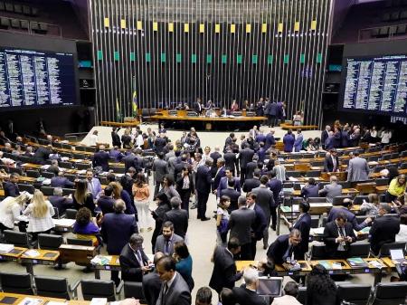 Câmara aprova admissibilidade de PEC que restringe prisão de parlamentar -  24/02/2021 - UOL Notícias