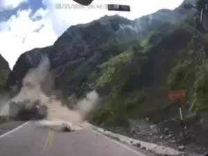 Deslizamento de rochas nos Andes atinge caminhões na Rodovia Central, importante via do Peru
