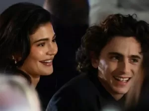 Em meio a rumores de crise, Kylie Jenner e Timothée Chalamet são flagrados juntinhos e em clima de romance em festa; assista