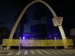 Torcida do Corinthians picha muros do Parque São Jorge em novo protesto 