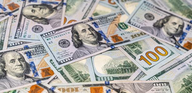 Dólar sobe a R$ 4,92, petróleo cai quase 8% e Bolsa opera em alta