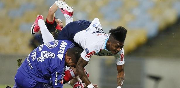 Yony González em choque com Diego Alves quando enfrentou o Fla, em 2017 - Rafael Ribeiro/Dia Esportivo/Estadão Conteúdo
