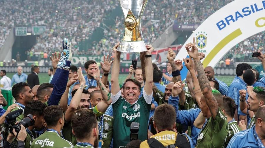 Torcedor do Palmeiras, então presidente-eleito ergue taça de campeão brasileiro no Allianz em 2018 -  Agência Brasil 