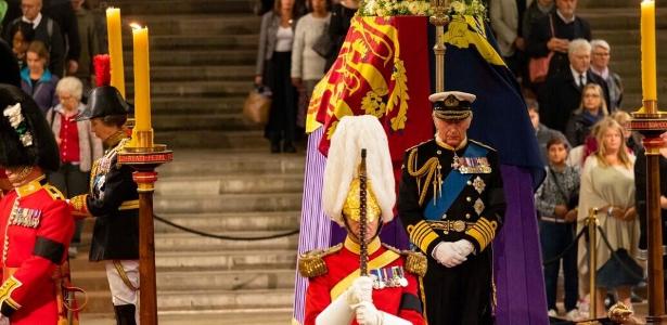 O rei Charles na vigília por Elizabeth  2ª na sede do Parlamento