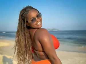 Ex-BBB Raquele elege biquíni laranja para curtir clima ensolarado em praia do Rio de Janeiro