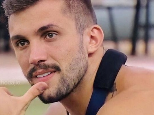 Machista? Comportamento de Arthur no BBB gera críticas no Twitter