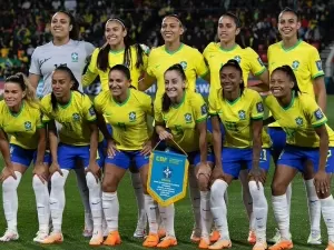 Seleção feminina de futebol estreou nas copas usando uniformes dos homens