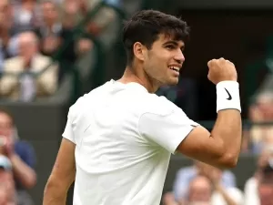 Alcaraz vence novamente e vai à terceira rodada de Wimbledon