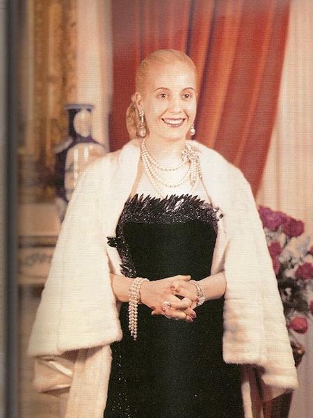 Eva Perón trajando roupas de festa: ela era queridinha de grandes estilistas - Mundo Educação
