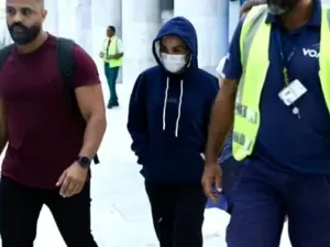 Com medo do público, Wanessa Camargo usa capuz e máscara em aeroporto