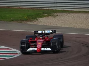 Ferrari realiza teste de desenvolvimento para controle de spray de água