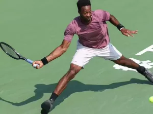 Monfils surpreende Humbert e reencontra Alcaraz