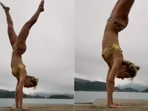 Carol Dieckmann mostra acrobacia de biquíni e recebe elogios: "Que corpo"