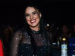 Grávida, Graciele Lacerda aposta em look transparente em show