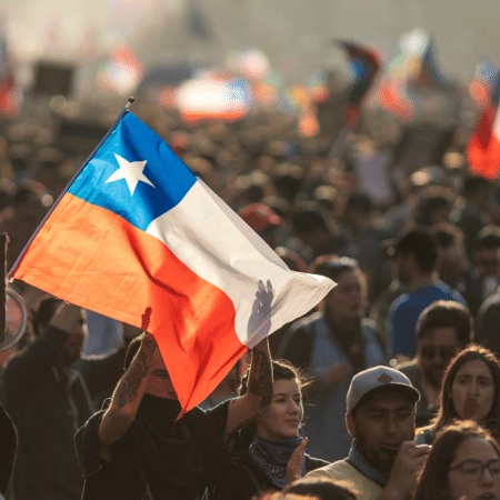 Imagem de protesto realizado no Chile em 2019 - Shutterstock