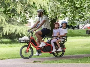 Bicicleta elétrica para família transporta até 3 pessoas ao mesmo tempo