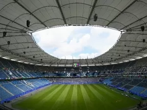 Uefa multa Federação Alemã após invasões de campo durante as partidas de Portugal na Eurocopa