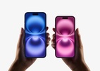 iPhones 16/16 Plus foram projetados para facilitar a troca de suas baterias - iPhone 16 Plus azul ultramarino e iPhone 16 rosa em mãos