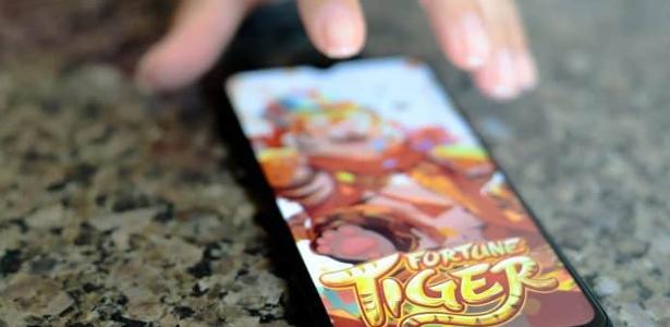 Redes e games geram vício por 'incorporarem jogos de azar?, diz psiquiatra