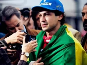 Entrevista: Gabriel Leone revela truque inusitado para ficar parecido com Senna em série, e opina sobre reações de Galvão, Xuxa e Galisteu; assista