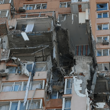 Prédio em Kiev atingido e destruído por foguetes russos em 26 de fevereiro - Gleb Garanich/Reuters