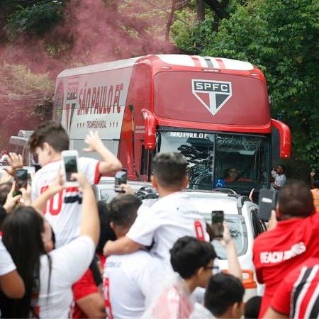 Ônibus e torcida do São Paulo no Morumbi