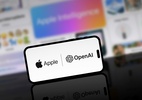 Apple estaria em vias de investir na OpenAI, a criadora do ChatGPT - Logotipos da Apple e da OpenAI em um iPhone