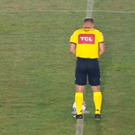 Árbitro faz xixi dentro de campo na Copa do Brasil - Transmissão Premiere
