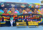 “Nos animalizam e desumanizam o tempo todo”, diz Anielle Franco - Anielle posa ao lado do mural do Observatório de Favelas, na Maré, no Rio. Foto: Ministério da Igualdade Racial 