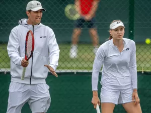 WTA suspende ex-técnico de Rybakina e veta credenciamento