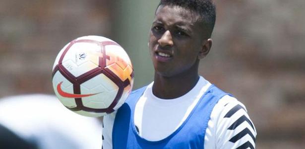 Rodrygo aplicou três "canetas" em Fucile e sofreu diversas pancadas do uruguaio - Ivan Storti/ Santos FC